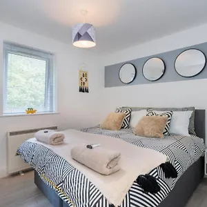Forest View Apartment- Private Balcony Apartment Southampton