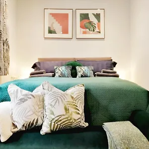 Lansdown 2br Old Coach House Near Town Centre - Retro Charm & Cozy Vibes By Suitely Apartment Cheltenham