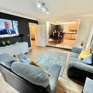 Glen Fern - Garden With Parking - Heart Of Town Centre - Close To - Darts And Table Football - Sleeps 11 Apartment Bournemouth